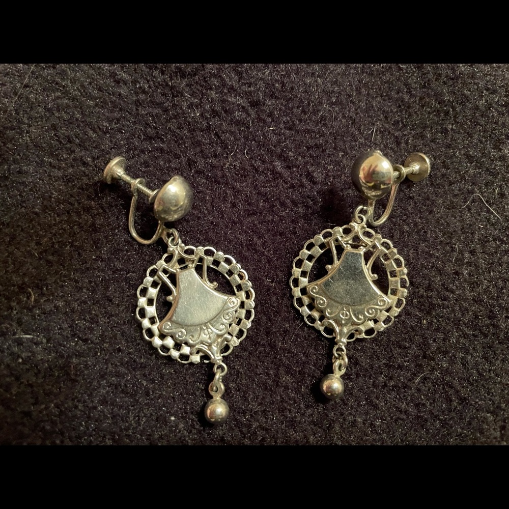 Authentic vintage Art-Deco screw back earrings!